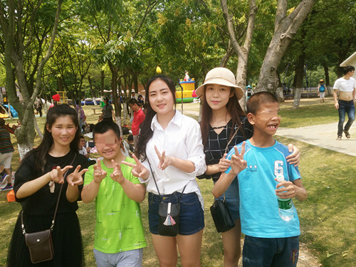 我院志愿者们与福利院儿童合影