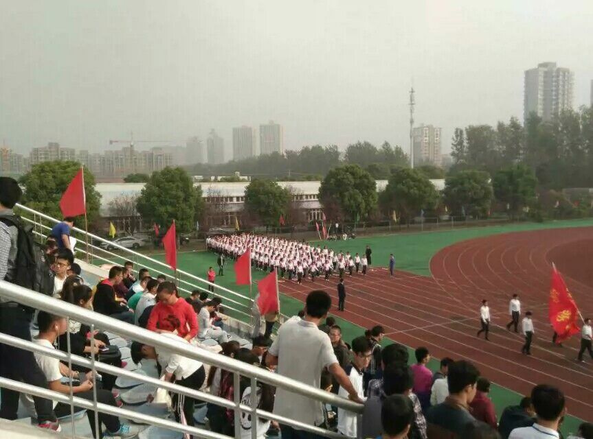 管理学院代表队入场的瞬间