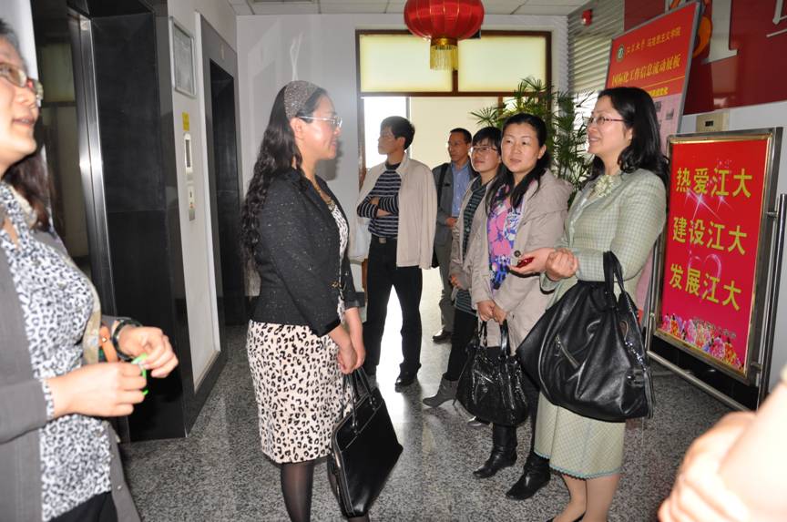 金丽馥教授和杨雪琴老师热烈交流