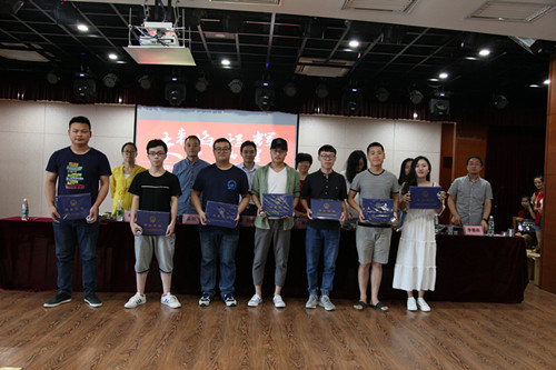 毕业生与老师们合影