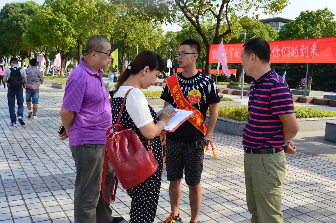 学生党员耐心解答家长疑问