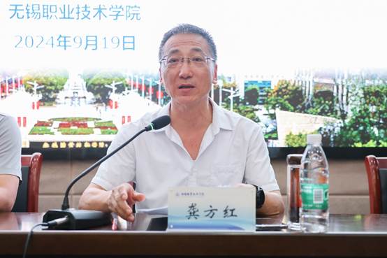 男人坐在桌子前 描述已自动生成