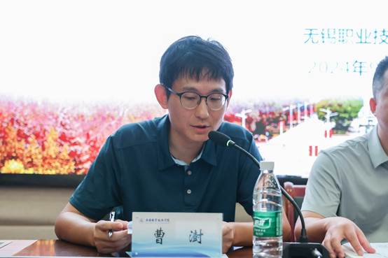 男人和女人坐在桌子边 中度可信度描述已自动生成