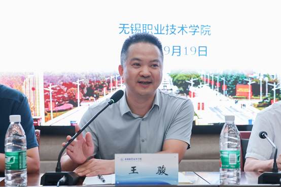 男人坐在桌子前 中度可信度描述已自动生成