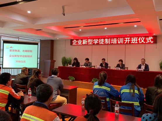 会议室里的人们 描述已自动生成