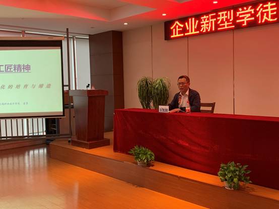 房间里的餐厅 描述已自动生成