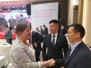 龚方红校长与爱尔兰驻沪总领事W...