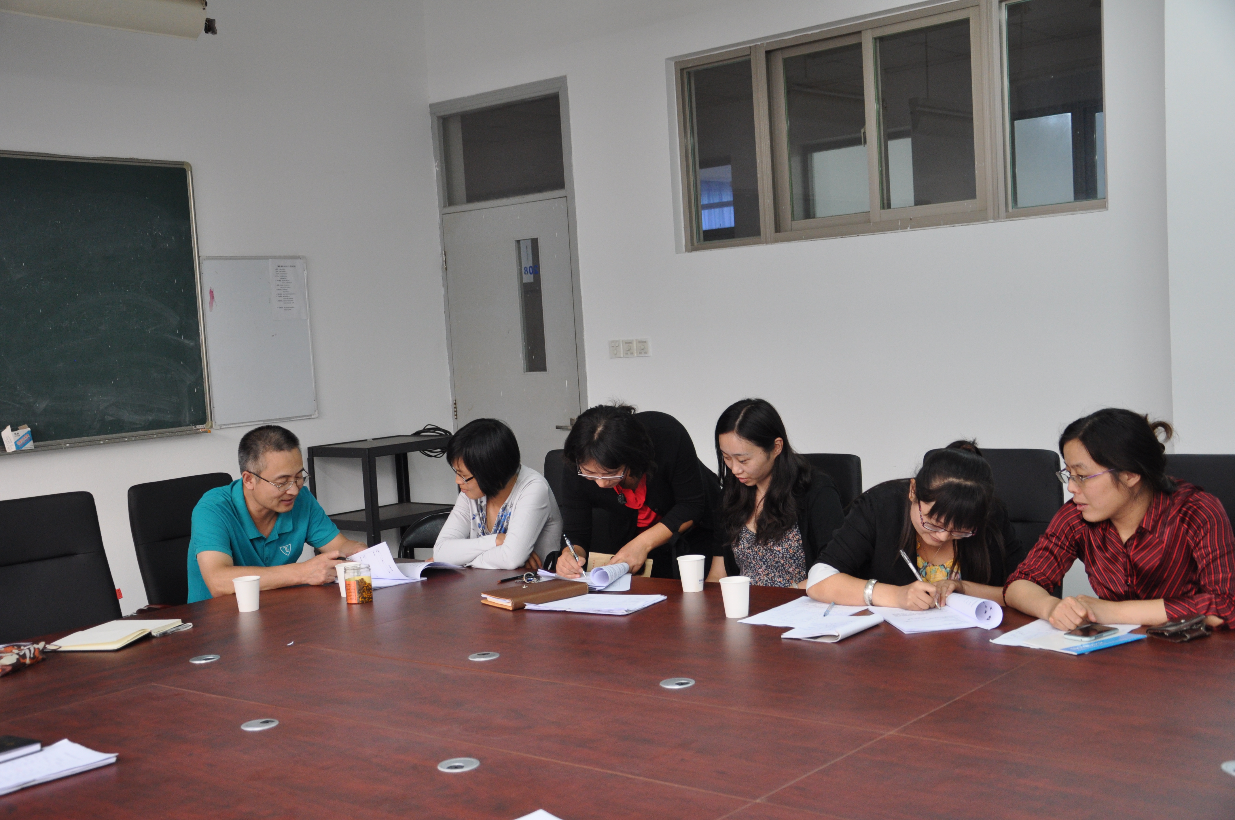 图为：部分骨干教师与帮扶对象签订协议