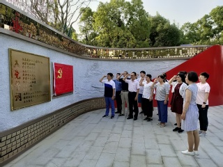 马克思主义学院直属党支部赴无锡...