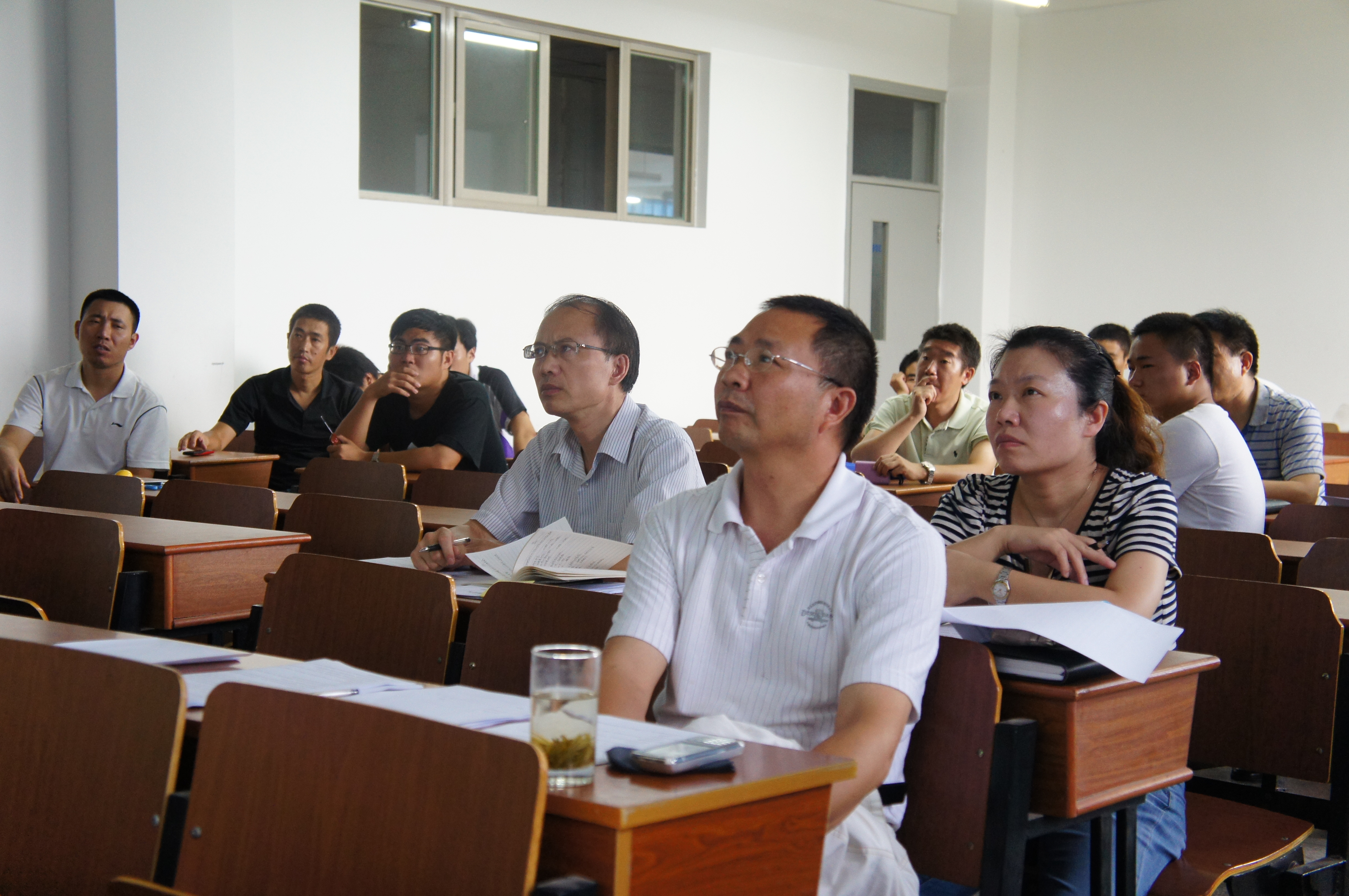 专家们认真观看学生报告