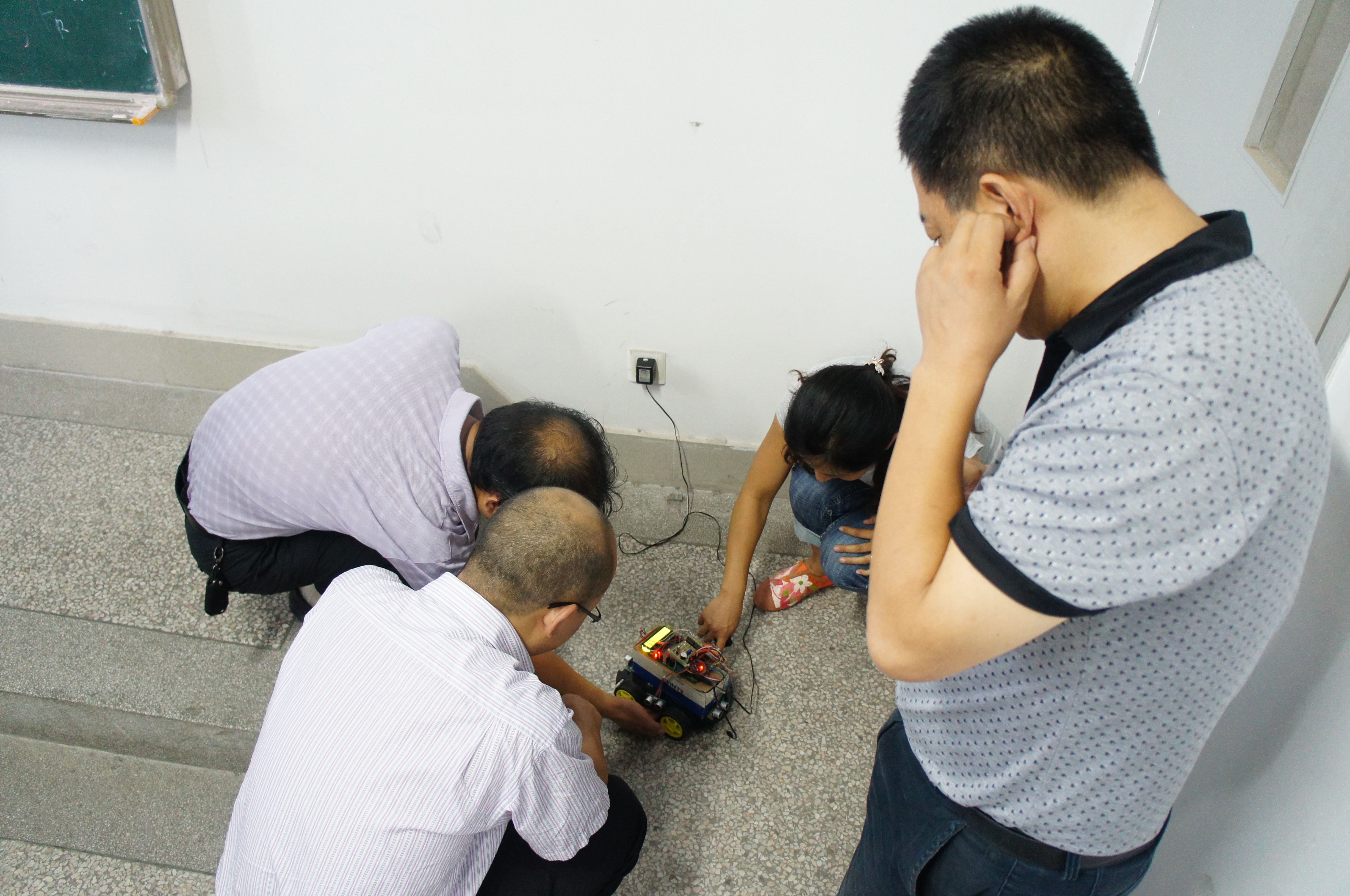 专家组老师现场测试越障无碳小车