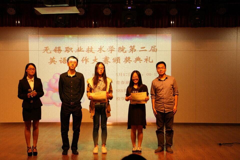 赵健书记、马华伟老师为获奖同学代表颁奖