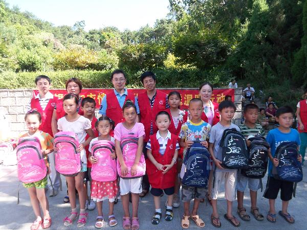 “无锡衣加衣情系许世友故里送温暖行动”活动留影(徐优明老师,第二排左三)